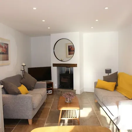 The Old Post Office Pretty Village 20min From